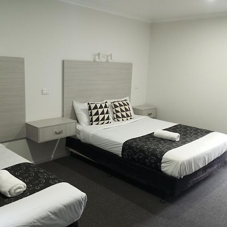Big Valley Lakeside Paradise Motor Inn Шепъртън Екстериор снимка